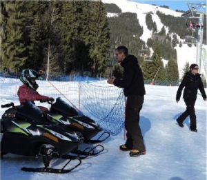 Jérémy Cousseau, co-gérant du Mountain E-Park, briefe une fillette