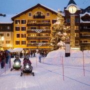 Les motoneiges Mountain E-Park dans le village d'Arc 1950