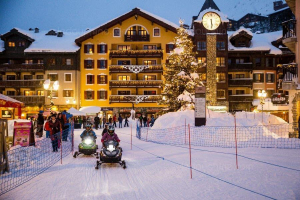 Les motoneiges Mountain E-Park dans le village d' Arc 1950