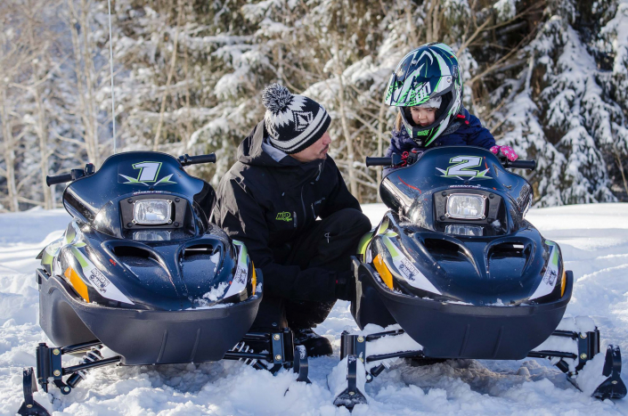 Le moniteur Mountain E-Park donne les explications aux enfants lors des prestations mobiles