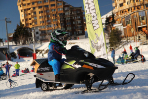 Les motoneiges Mountain E-Park dans le centre d'Avoriaz.