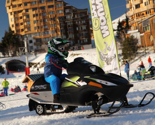 Les motoneiges dans le centre d'Avoriaz, une station entièrement piétonne